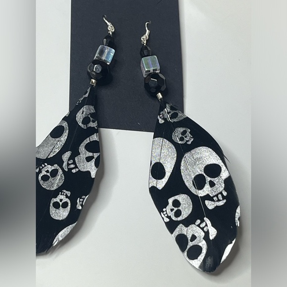 SKULL 💀 BLACK & SILVER FEATHER & CRYSTAL EARRINGS - Picture 4 of 7